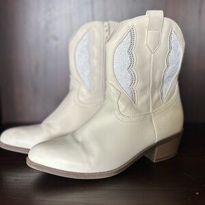 Madden NYC Kids Cream Western Ankle Boots with Sequins Wing Design Size 4